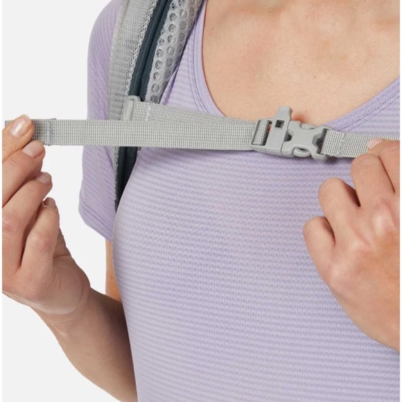 LIKE NEW - LOWE ALPINE - Women’s Hiking Backpack with AirZone - Trail ND33L - Picture 10 of 13